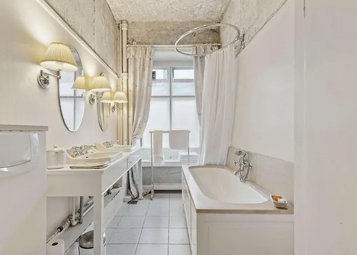 Apartment Spacious In The Heart Of With Balcony