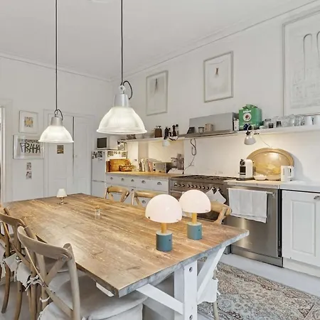 Spacious In The Heart Of With Balcony Διαμέρισμα