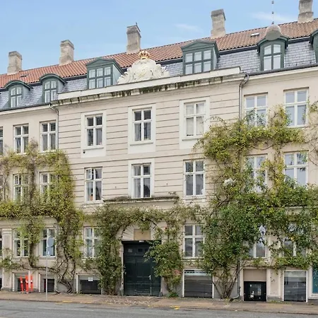 Lägenhet Spacious In The Heart Of With Balcony Köpenhamn