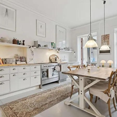 Spacious In The Heart Of With Balcony Διαμέρισμα *