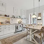 Spacious In The Heart Of With Balcony 公寓 *